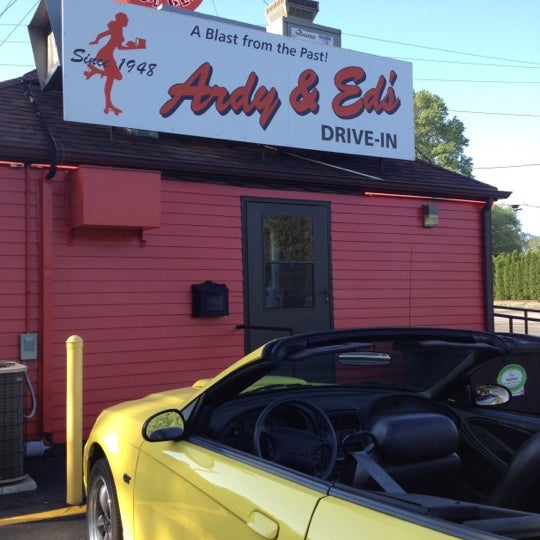 รูปภาพถ่ายที่ Ardy &amp; Ed&#39;s Drive In โดย Rose D. เมื่อ 5/18/2012