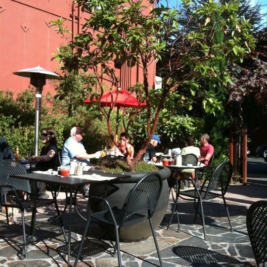 8/21/2011 tarihinde Deb P.ziyaretçi tarafından Equinox Restaurant &amp; Bar'de çekilen fotoğraf