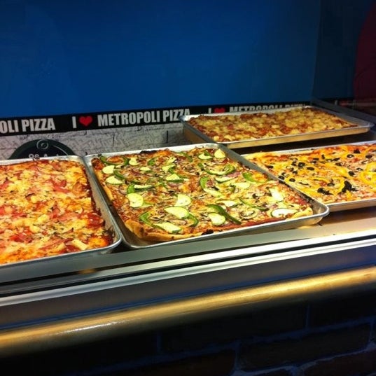 Photo taken at Pizza Metropoli by Aaron W. on 10/8/2011