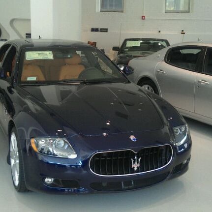 Das Foto wurde bei Maserati of Manhattan von Patrick L. am 8/17/2011 aufgenommen