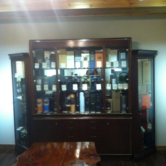 Photo taken at Liquor Outlet Wine Cellars by Carlitos R. on 7/1/2012