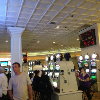 รูปภาพถ่ายที่ Wendover Nugget Hotel &amp; Casino โดย Cindy S. เมื่อ 8/12/2012