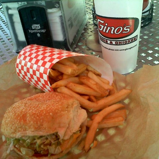 Снимок сделан в Gino&#39;s Burgers &amp; Chicken пользователем Tammy H. 10/16/2011