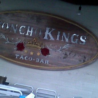 Foto tirada no(a) Poncho Kings por Yoliz I. em 4/18/2012