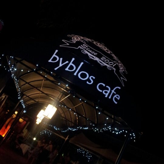 Foto tomada en Byblos Cafe  por Kheila L. el 8/25/2012