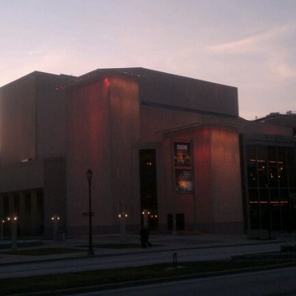 Снимок сделан в Marcus Center For The Performing Arts пользователем Tim S. 3/16/2012