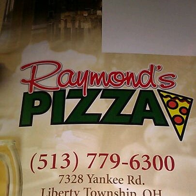 Das Foto wurde bei Raymond&#39;s Pizza von Chalet A. am 11/22/2011 aufgenommen