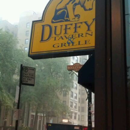 Снимок сделан в Duffy&#39;s Tavern &amp; Grille пользователем Laura W. 8/20/2011