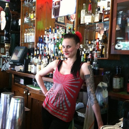 5/4/2012にSean W.がPoe&#39;s Pubで撮った写真