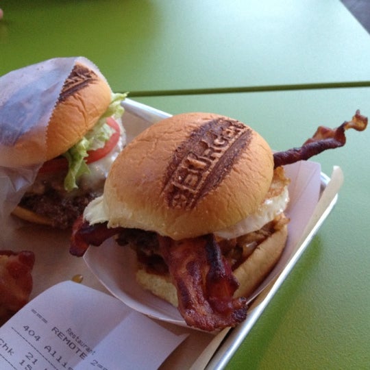 รูปภาพถ่ายที่ BurgerFi โดย Rachelle H. เมื่อ 7/15/2012