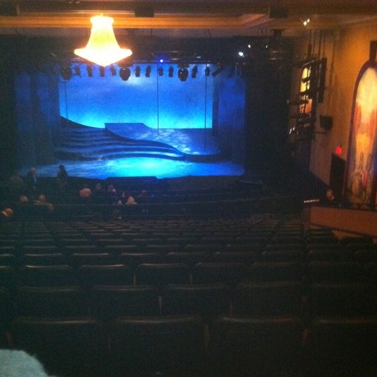 Foto tirada no(a) The John W. Engeman Theater por Rita M. em 10/15/2011