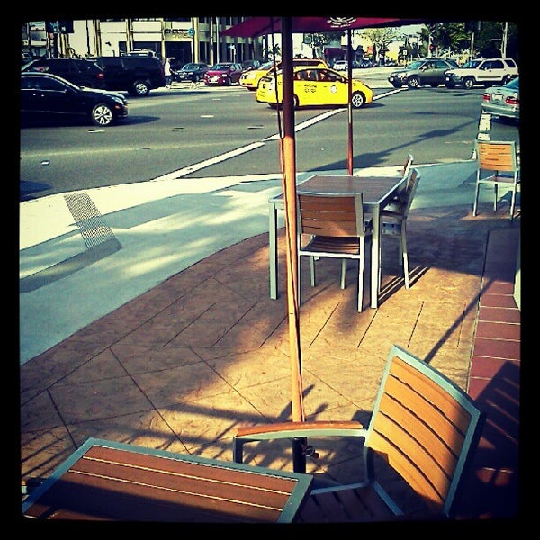 Photo taken at The Coffee Bean &amp; Tea Leaf by Christopher R. on 5/30/2012