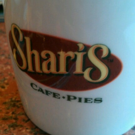Снимок сделан в Shari&#39;s Cafe and Pies пользователем Kimberly S. 8/18/2012
