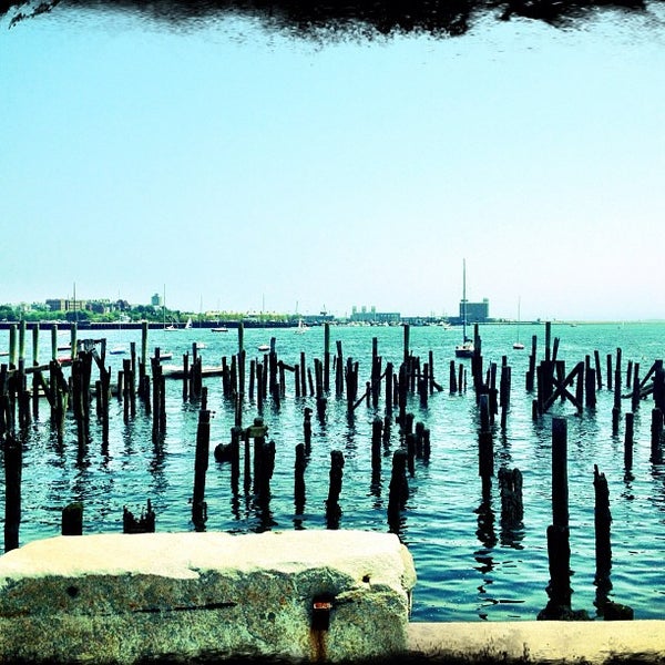 5/28/2012 tarihinde Nick D.ziyaretçi tarafından Boston Sailing Center'de çekilen fotoğraf