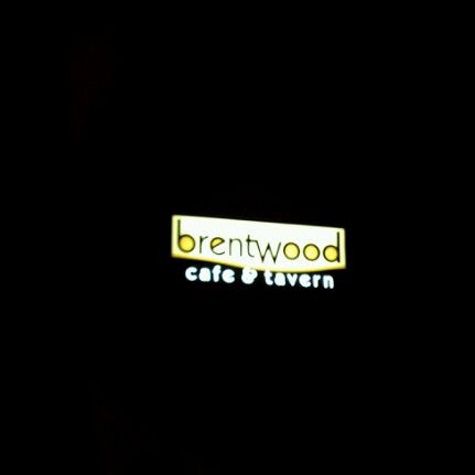 Foto tirada no(a) Brentwood Cafe &amp; Tavern por TJ em 12/24/2011