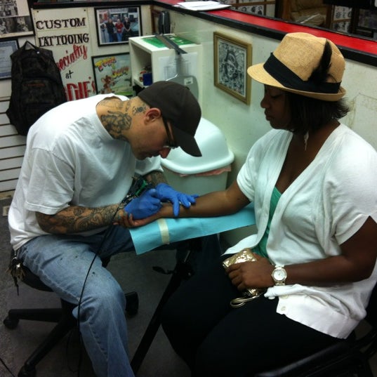 Das Foto wurde bei Philadelphia Eddie&#39;s Tattoo 621 von Janelle A. am 5/13/2012 aufgenommen