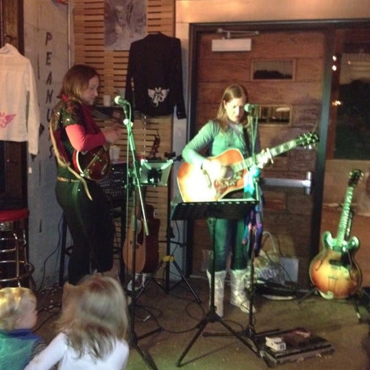 รูปภาพถ่ายที่ Roadhouse Pub &amp; Eatery โดย Windy C. เมื่อ 1/27/2012