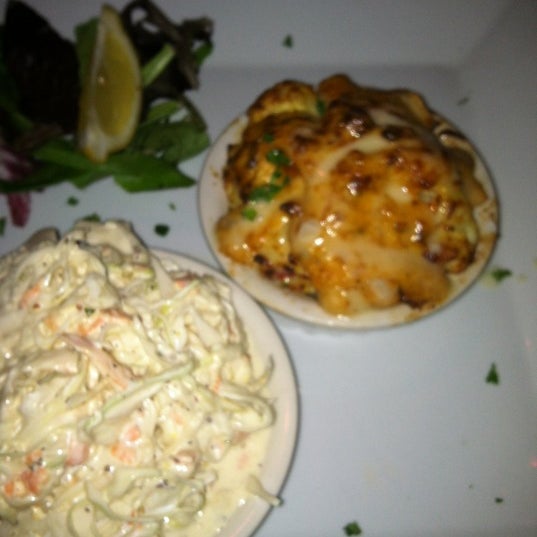 Foto diambil di Luna Del Sea Steak and Seafood Bistro oleh Valerie C. pada 8/10/2012