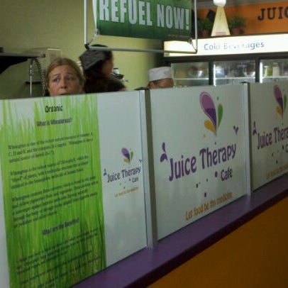 Foto tirada no(a) Juice Therapy Cafe por Bill H. em 9/1/2011
