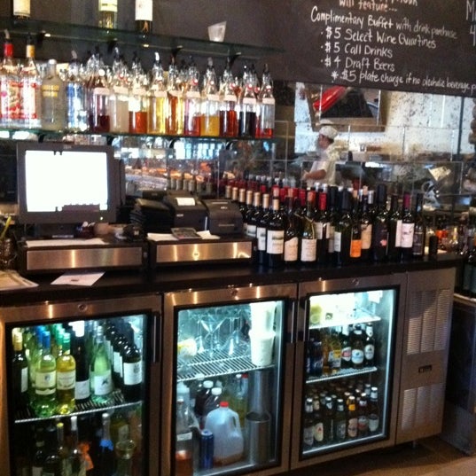 Foto tomada en Rizzuto&#39;s Restaurant &amp; Bar  por Chris M. el 10/6/2011