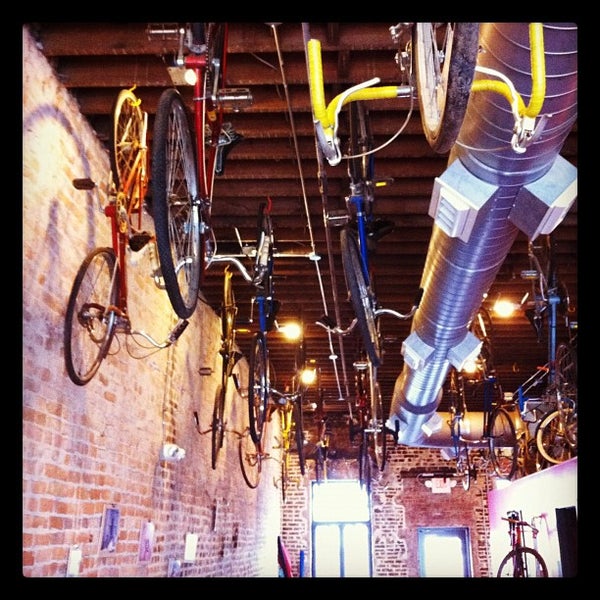 11/3/2011 tarihinde Tim S.ziyaretçi tarafından The Hub Coffee &amp; Bicycles'de çekilen fotoğraf