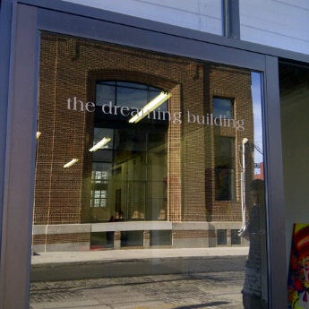 รูปภาพถ่ายที่ The Dreaming Building โดย David C. เมื่อ 12/2/2011