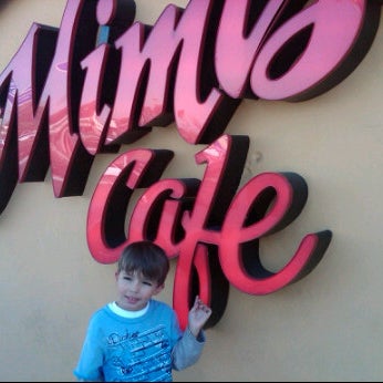 Photo prise au Mimi&#39;s Cafe par Arturo L. le10/8/2011