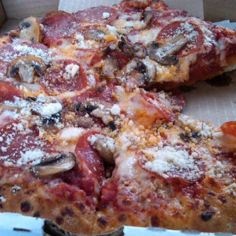 Foto scattata a Blackjack Pizza &amp; Salads da Christopher T. il 10/18/2011