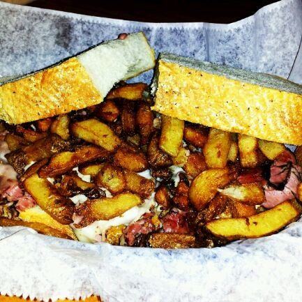Foto tirada no(a) Lucky&#39;s Sandwich Company por jason b. em 1/28/2012