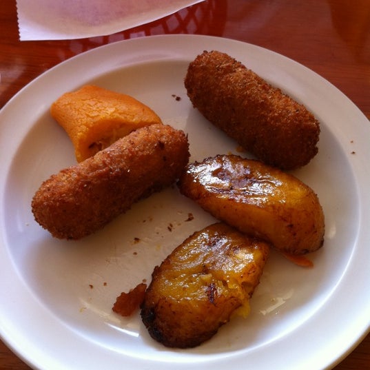 Try the delicious maduros, which are sweet bananas. Or the ham corquettas.