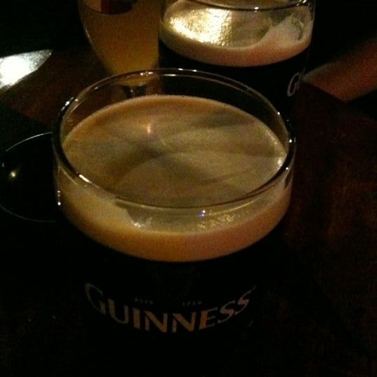 Снимок сделан в Fitzpatrick&#39;s Irish Bar пользователем Vincent S. 5/23/2012
