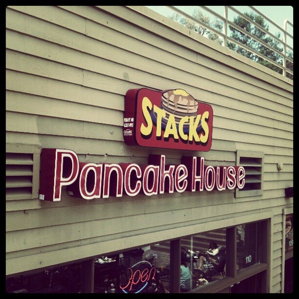 Foto diambil di Stacks Pancake House oleh Rudy C. pada 5/5/2012