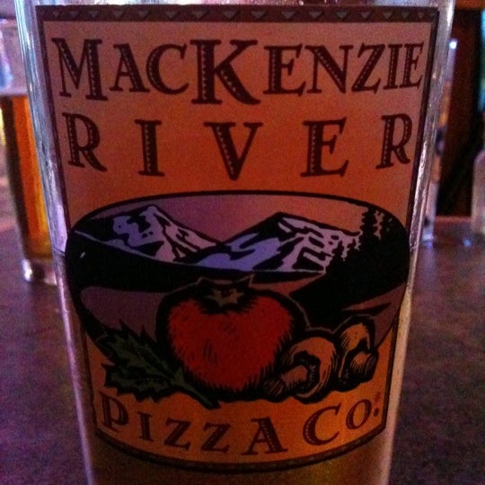 Foto scattata a MacKenzie River Pizza, Grill &amp; Pub da Lizzie E. il 7/23/2011