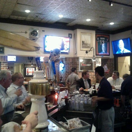 2/20/2012 tarihinde Mark H.ziyaretçi tarafından Champions Sports Bar'de çekilen fotoğraf