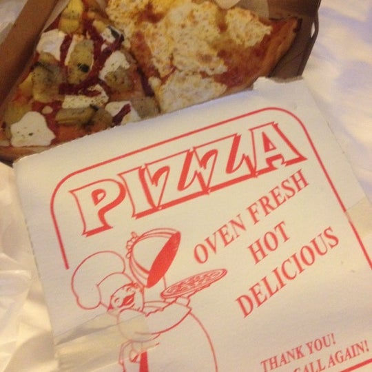 Снимок сделан в Gino&#39;s Pizza of Great Neck пользователем K8 L. 5/24/2012