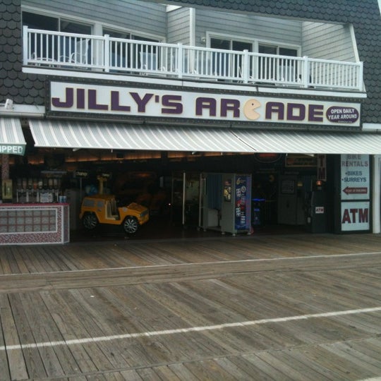 รูปภาพถ่ายที่ JiLLy&#39;s Arcade โดย Cameron G. เมื่อ 6/23/2012