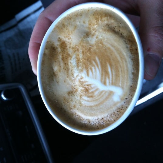 Foto tomada en Crop to Cup Coffee  por Paul C. el 3/16/2012