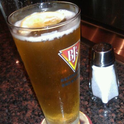 Photo taken at BJ&#39;s Restaurant &amp; Brewhouse by Gilmar C. on 9/15/2011