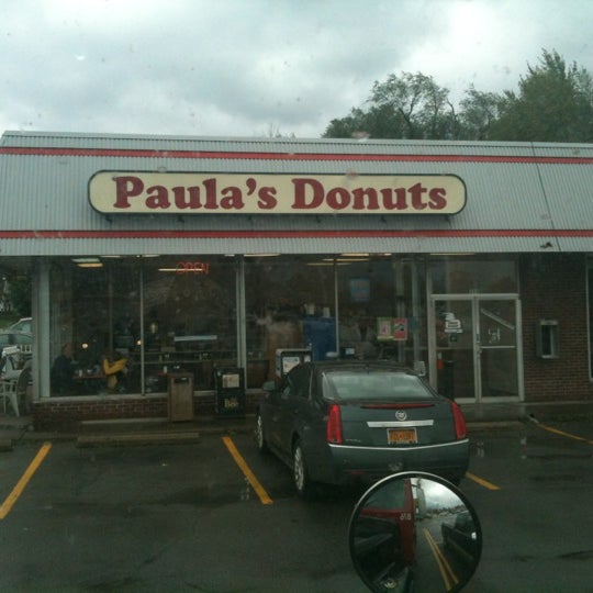 รูปภาพถ่ายที่ Paula&#39;s Donuts โดย Robert B. เมื่อ 10/24/2011
