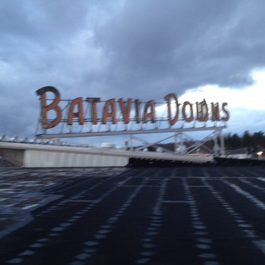 Foto tomada en Batavia Downs Gaming &amp; Racetrack  por Joe M. el 4/28/2012