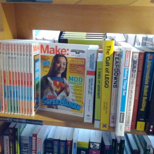 5/14/2012にManoel L.がMIT Press Bookstoreで撮った写真