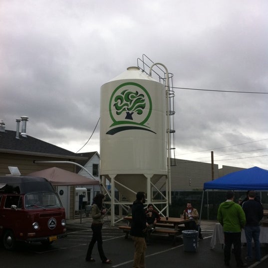 Foto diambil di Oakshire Brewing oleh John B. pada 5/7/2011
