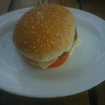 Foto scattata a Burger &amp; Grill da anita a. il 11/27/2011