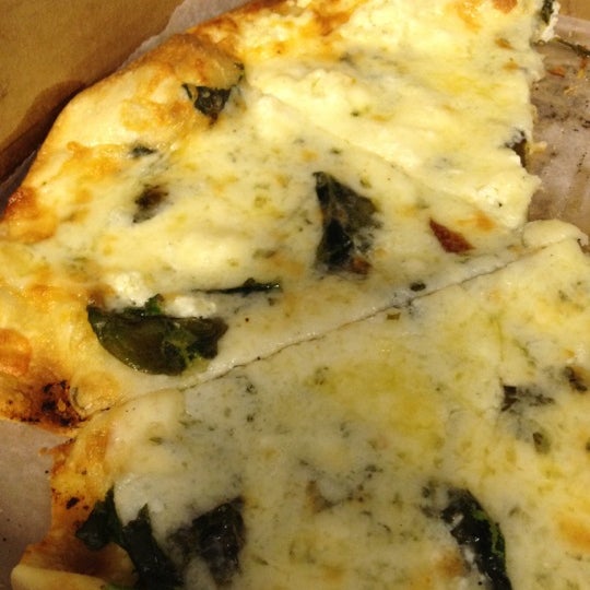 Foto tomada en Bagby Pizza Co.  por Kitty K. el 3/9/2012