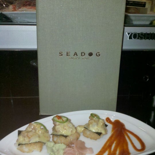 Снимок сделан в Seadog Sushi Bar пользователем Angie F. 5/15/2011