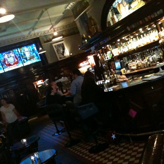 6/6/2012 tarihinde John F.ziyaretçi tarafından Nobles Cafe bar &amp; Restaurant'de çekilen fotoğraf