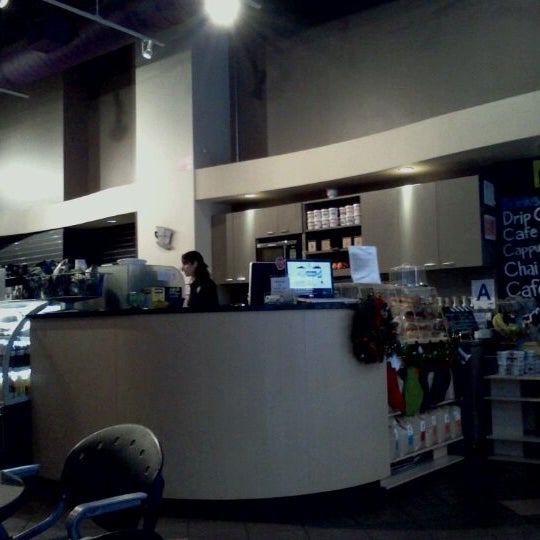 รูปภาพถ่ายที่ Showbiz Store &amp; Cafe โดย Michael R. B. เมื่อ 12/8/2011