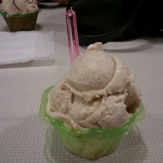 Photo taken at Pazzo Gelato by Meredith P. on 9/26/2011