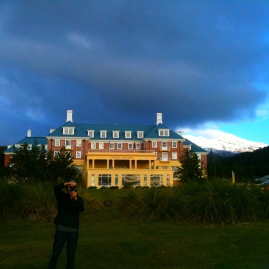 รูปภาพถ่ายที่ Chateau Tongariro Hotel โดย Belinda S. เมื่อ 5/21/2011