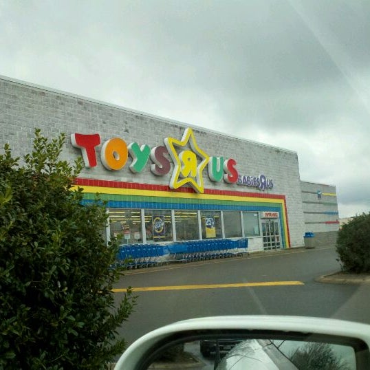 Toys "R" Us (Now Closed) Toy Store in Nashville